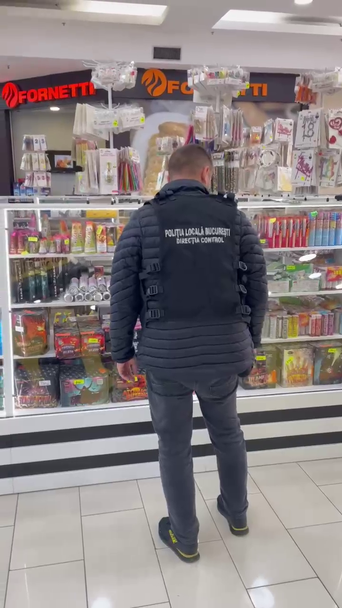 Torțe și fumigene la liber în mall! Poliția a confiscat peste 16.000 de articole pirotehnice cu o zi înaintea meciului FCSB - Young Boys » Rapid, amenzi de 500.000 de euro