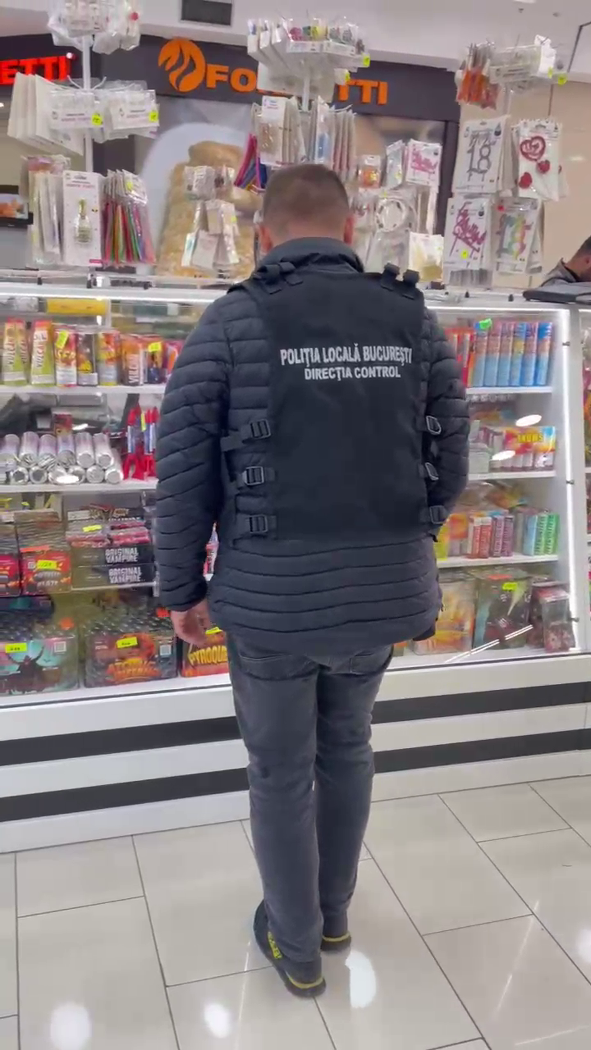 Torțe și fumigene la liber în mall! Poliția a confiscat peste 16.000 de articole pirotehnice cu o zi înaintea meciului FCSB - Young Boys » Rapid, amenzi de 500.000 de euro