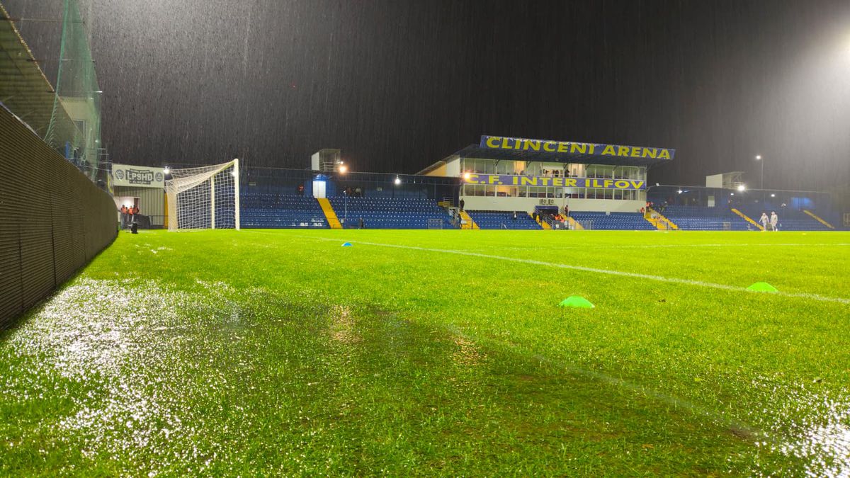 Dinamo - Slobozia, la un pas să fie AMÂNAT! Organizatorii și fanii au ajutat la îndepărtarea apei