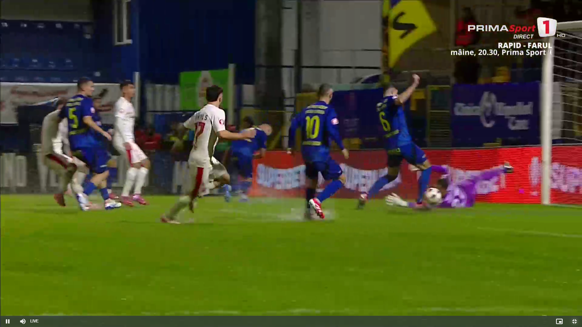 Dinamoviștii au cerut penalty după șutul lui Armstrong