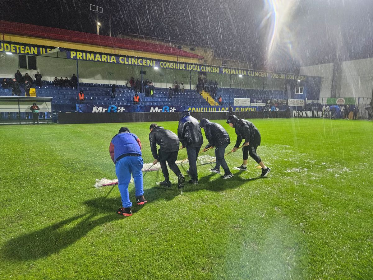 Dinamo - Slobozia, la un pas să fie AMÂNAT! Organizatorii și fanii au ajutat la îndepărtarea apei