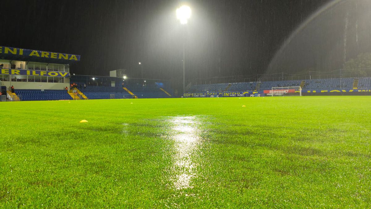 Dinamo - Slobozia, la un pas să fie AMÂNAT! Organizatorii și fanii au ajutat la îndepărtarea apei