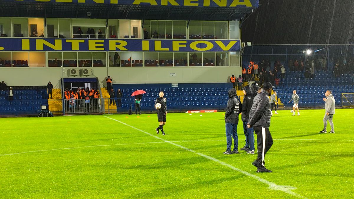 Dinamo - Slobozia, la un pas să fie AMÂNAT! Organizatorii și fanii au ajutat la îndepărtarea apei