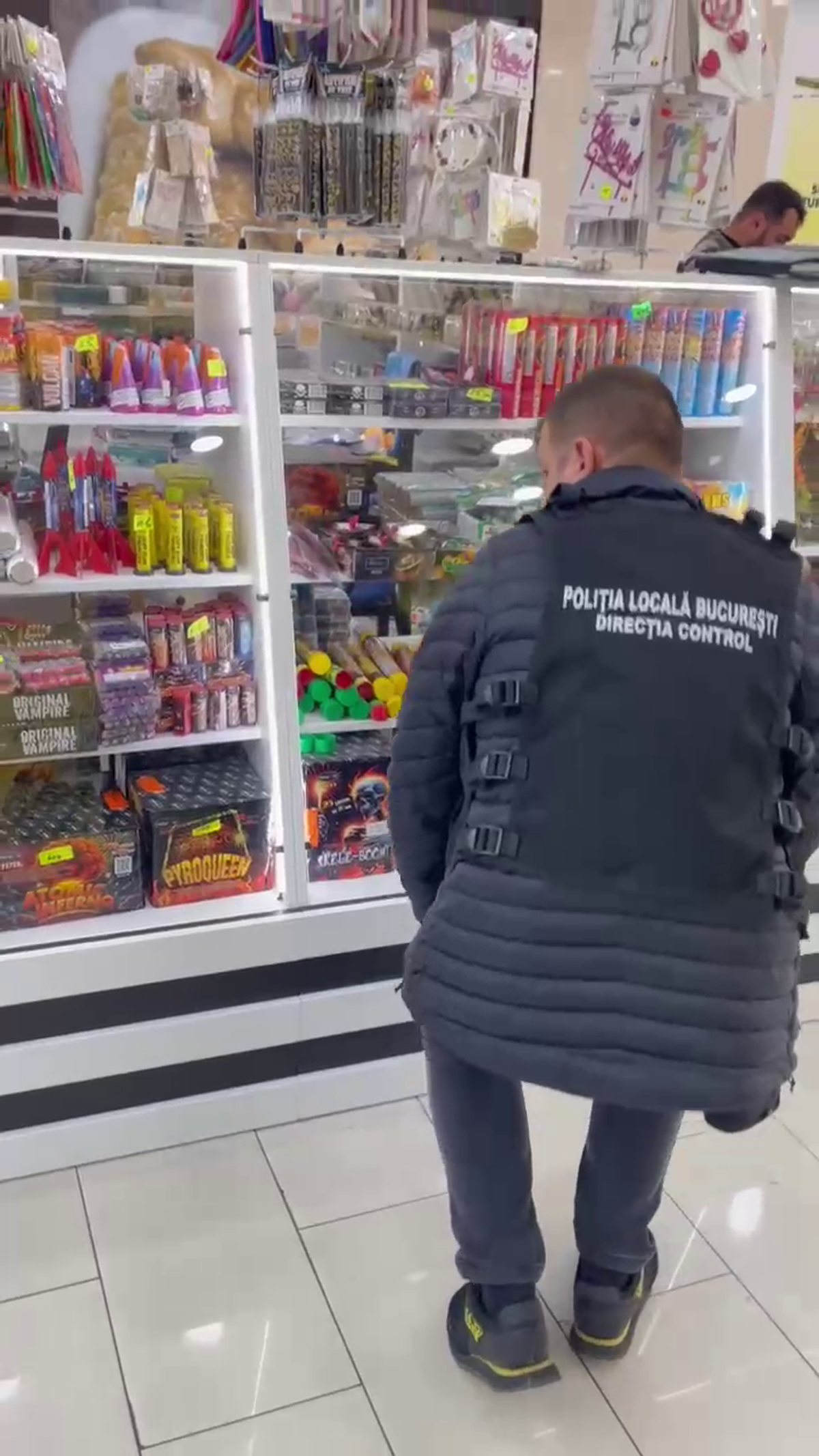 Torțe și fumigene la liber în mall! Poliția a confiscat peste 16.000 de articole pirotehnice cu o zi înaintea meciului FCSB - Young Boys » Rapid, amenzi de 500.000 de euro