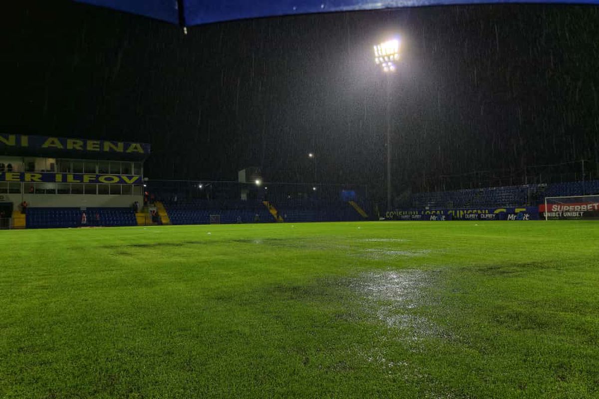 Dinamo - Slobozia, la un pas să fie AMÂNAT! Organizatorii și fanii au ajutat la îndepărtarea apei