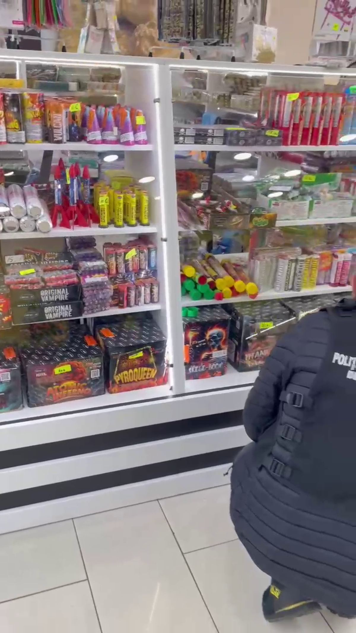 Torțe și fumigene la liber în mall! Poliția a confiscat peste 16.000 de articole pirotehnice cu o zi înaintea meciului FCSB - Young Boys » Rapid, amenzi de 500.000 de euro