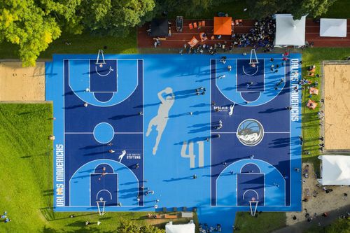 Dallas Mavericks a inaugurat un teren în Wurzburg, orașul natal al lui Dirk Nowitzki/Foto: Facebook (Dallas Mavericks)