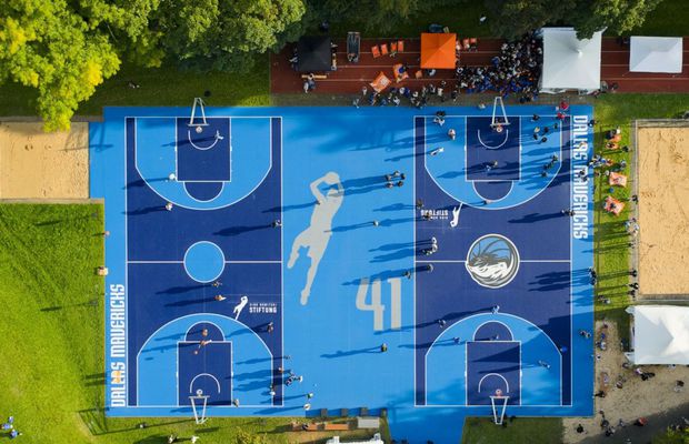 Dallas Mavericks a inaugurat un teren în Wurzburg, orașul natal al lui Dirk Nowitzki: „E o legendă a baschetului internațional”