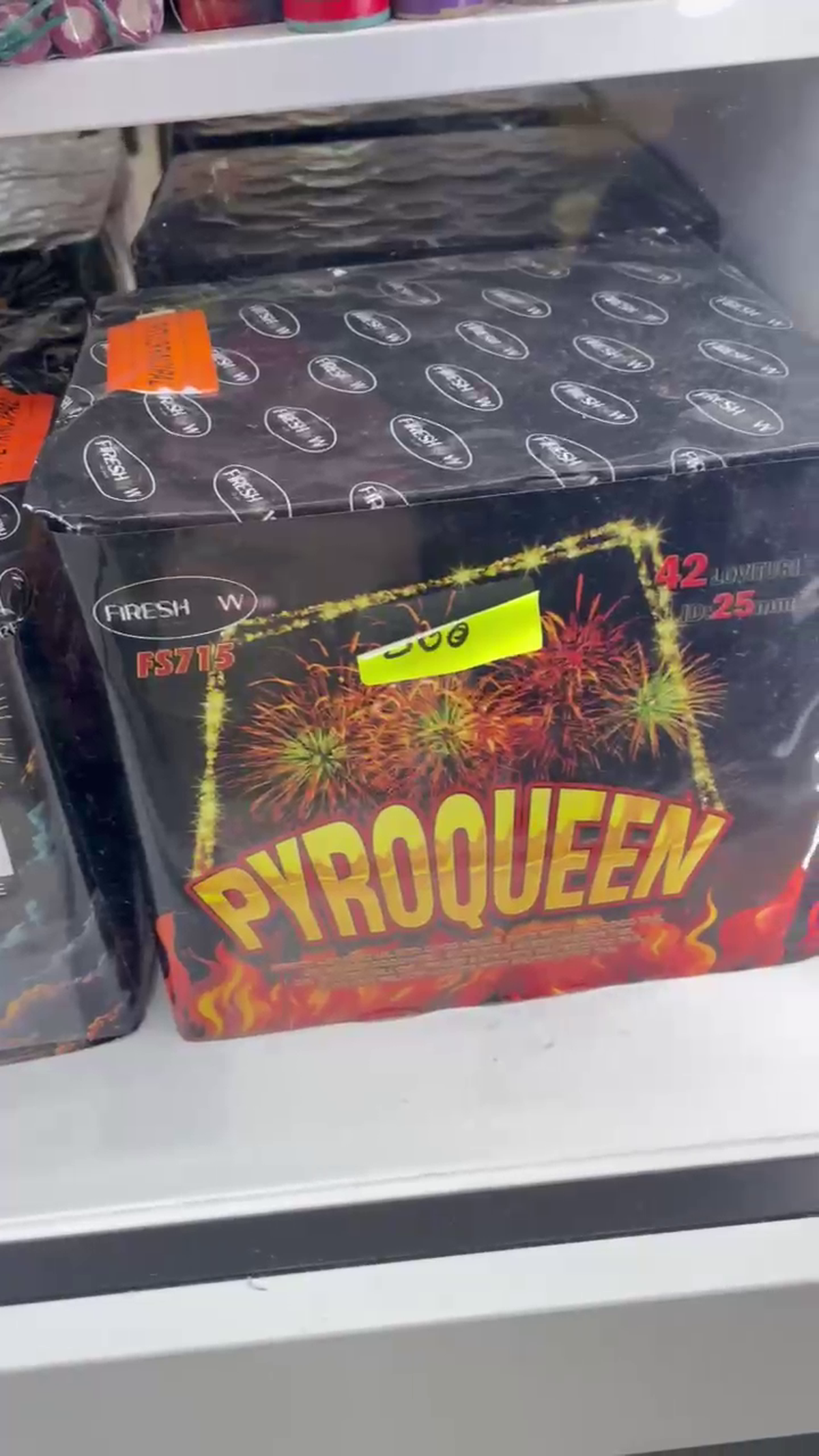 Torțe și fumigene la liber în mall! Poliția a confiscat peste 16.000 de articole pirotehnice cu o zi înaintea meciului FCSB - Young Boys » Rapid, amenzi de 500.000 de euro