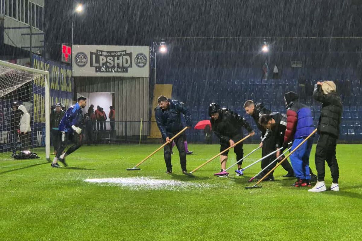 Dinamo - Slobozia, la un pas să fie AMÂNAT! Organizatorii și fanii au ajutat la îndepărtarea apei