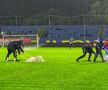 Dinamo - Slobozia, la un pas să fie AMÂNAT! Organizatorii și fanii au ajutat la îndepărtarea apei
