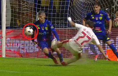 Dinamo a cerut un penalty în prima repriză! Ce s-a întâmplat în careul Sloboziei