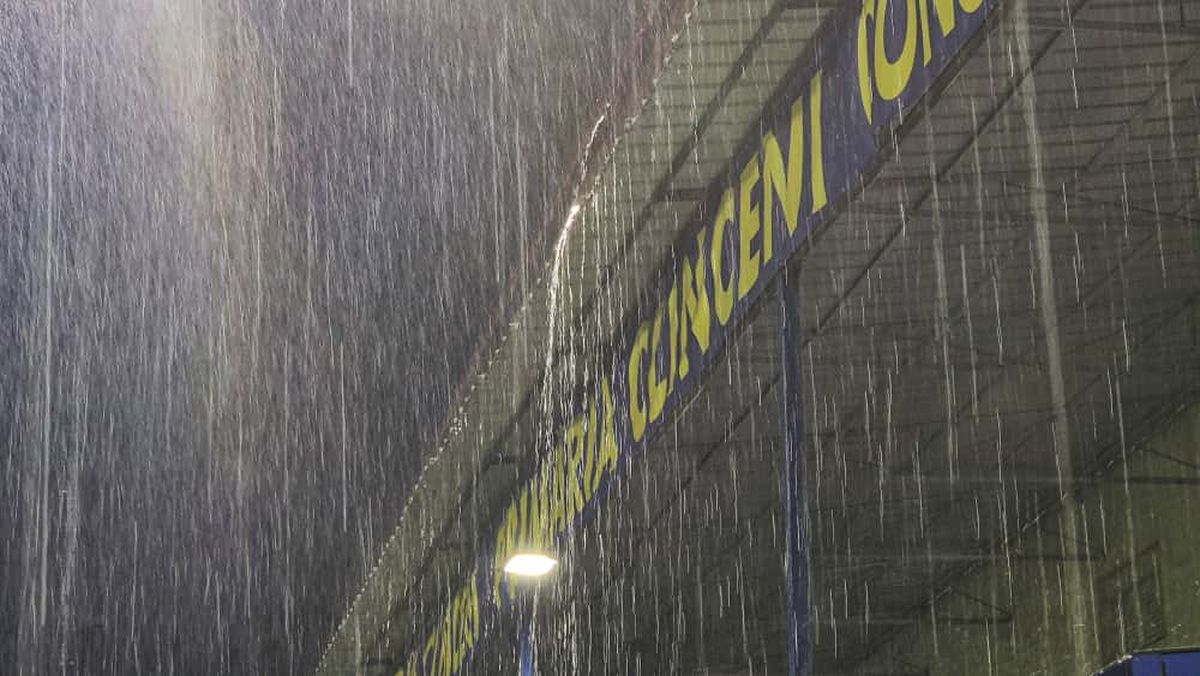 Dinamo - Slobozia, la un pas să fie AMÂNAT! Organizatorii și fanii au ajutat la îndepărtarea apei