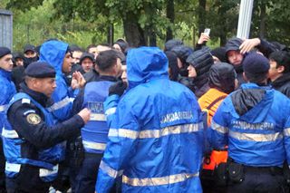 Filmul incidentelor de la Arena Națională » Intervenția Jandarmeriei asupra elvețienilor, pas cu pas: „Încă un centimetru și e bătaie cu noi! Go there, băga-mi-aș p***!”