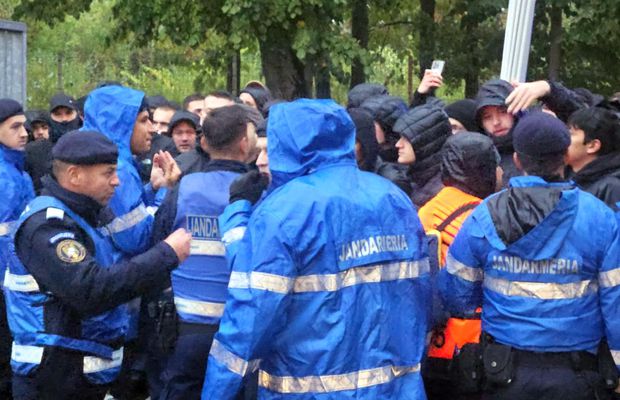 Filmul incidentelor de la Arena Națională » Intervenția Jandarmeriei asupra elvețienilor, pas cu pas: „Încă un centimetru și e bătaie cu noi! Go there, băga-mi-aș p***!”