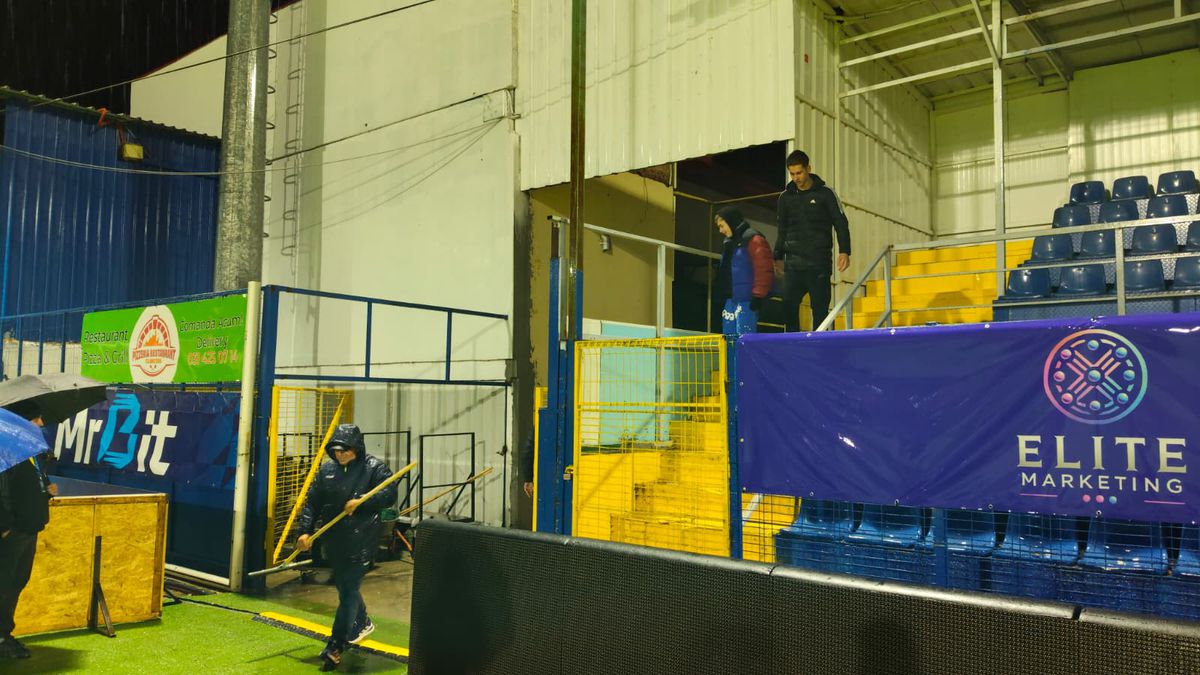 Dinamo - Slobozia, la un pas să fie AMÂNAT! Organizatorii și fanii au ajutat la îndepărtarea apei