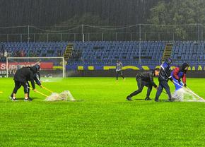 Unirea Slobozia - Dinamo » Inovație în situație de criză: au îndepărtat apa cu o bancă