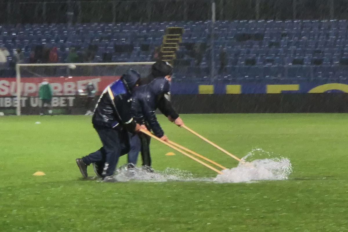 Dinamo - Slobozia, la un pas să fie AMÂNAT! Organizatorii și fanii au ajutat la îndepărtarea apei