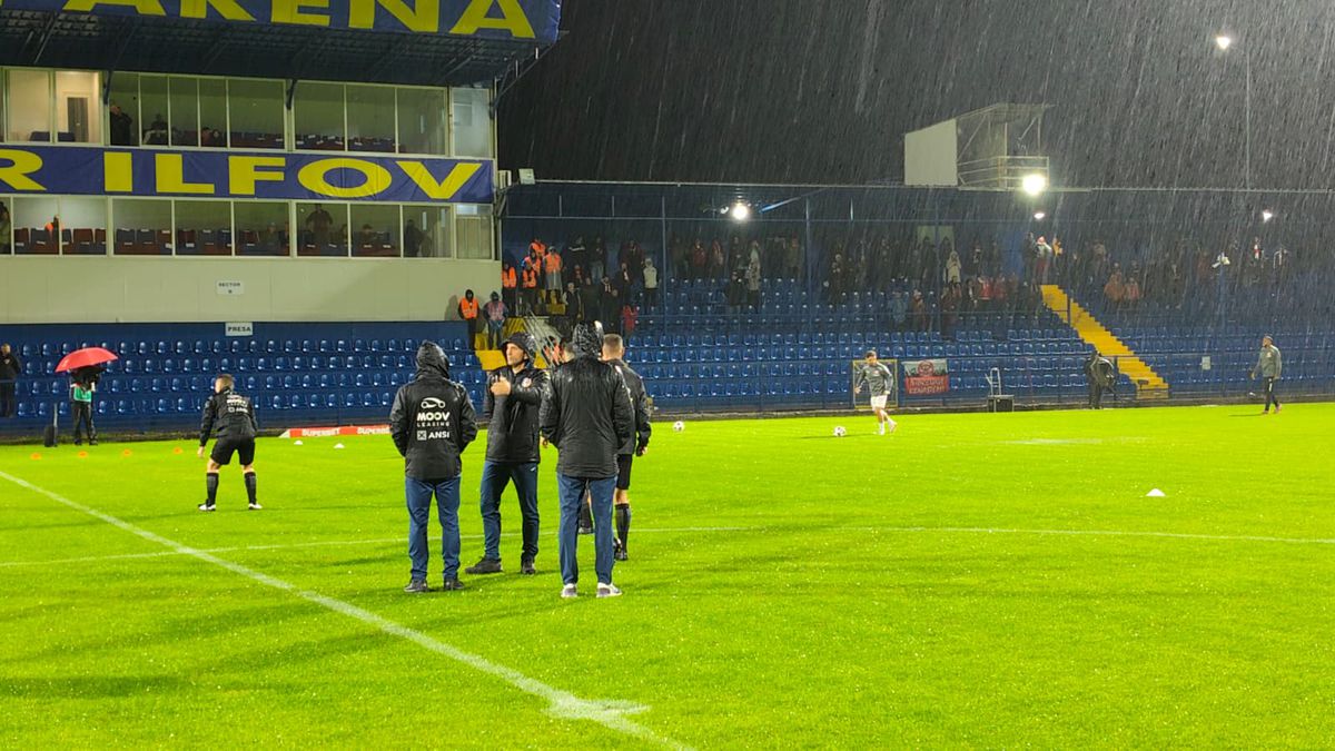 Dinamo - Slobozia, la un pas să fie AMÂNAT! Organizatorii și fanii au ajutat la îndepărtarea apei