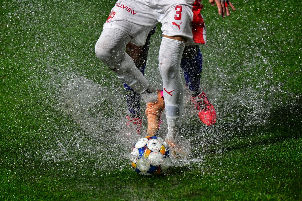 Andrei Nicolescu a făcut scandal după ce meciul Slobozia - Dinamo s-a jucat pe un teren de coșmar: „Aș putea să tac, dar ne compromitem”