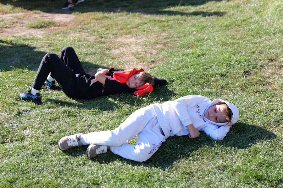 Copiii sunt în largul lor la „Derby-ul Chișinăului”, jucat la Suruceni. Totul e joacă și relaxare, în natură. Foto: Andrei Furniga, GSP Derby-ul Chișinăului s-a jucat printre vaci și bolizi, sub privirile reporterilor GSP » Un antrenor român, insider pentru echipa națională