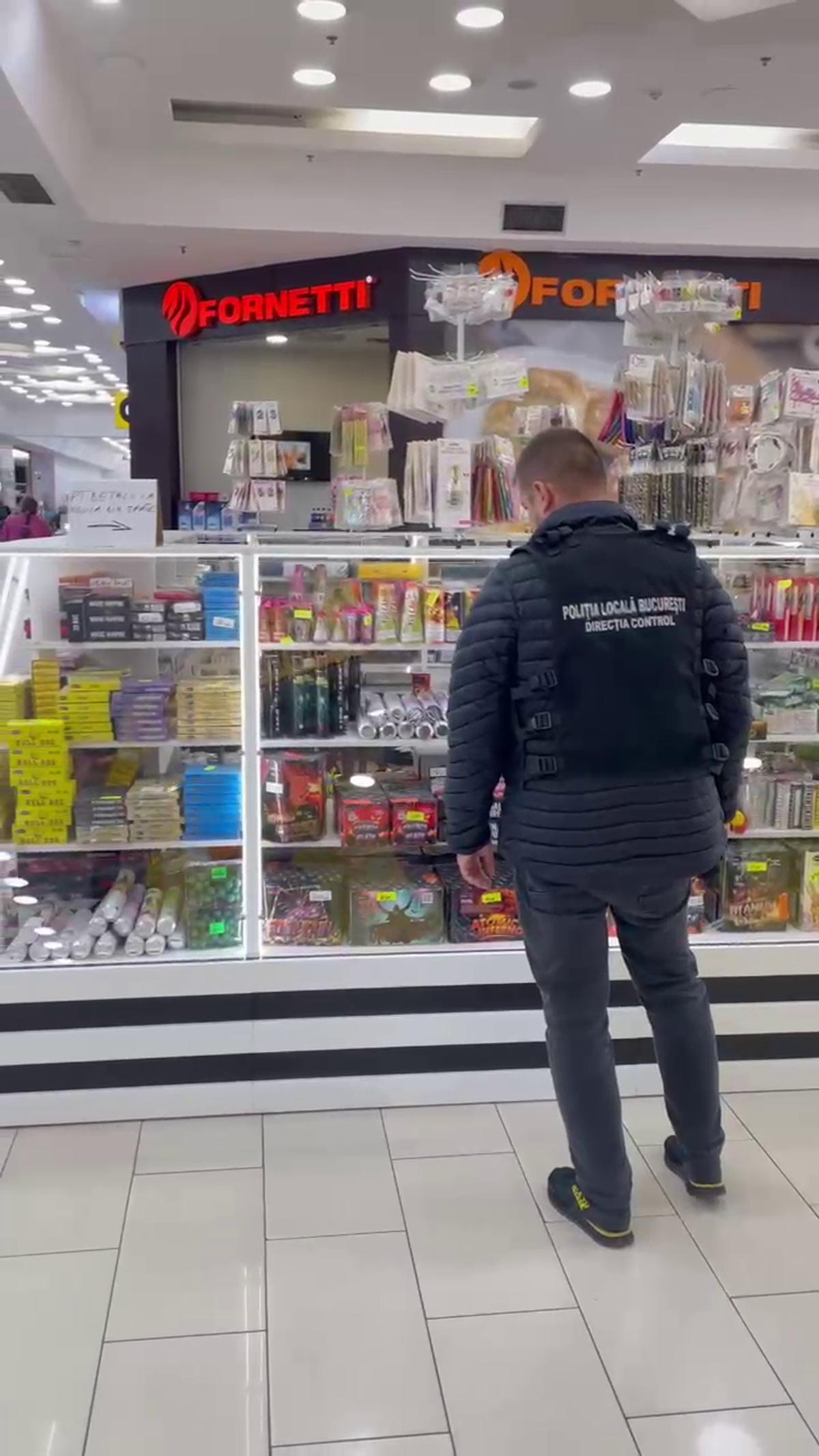 Torțe și fumigene la liber în mall! Poliția a confiscat peste 16.000 de articole pirotehnice cu o zi înaintea meciului FCSB - Young Boys » Rapid, amenzi de 500.000 de euro