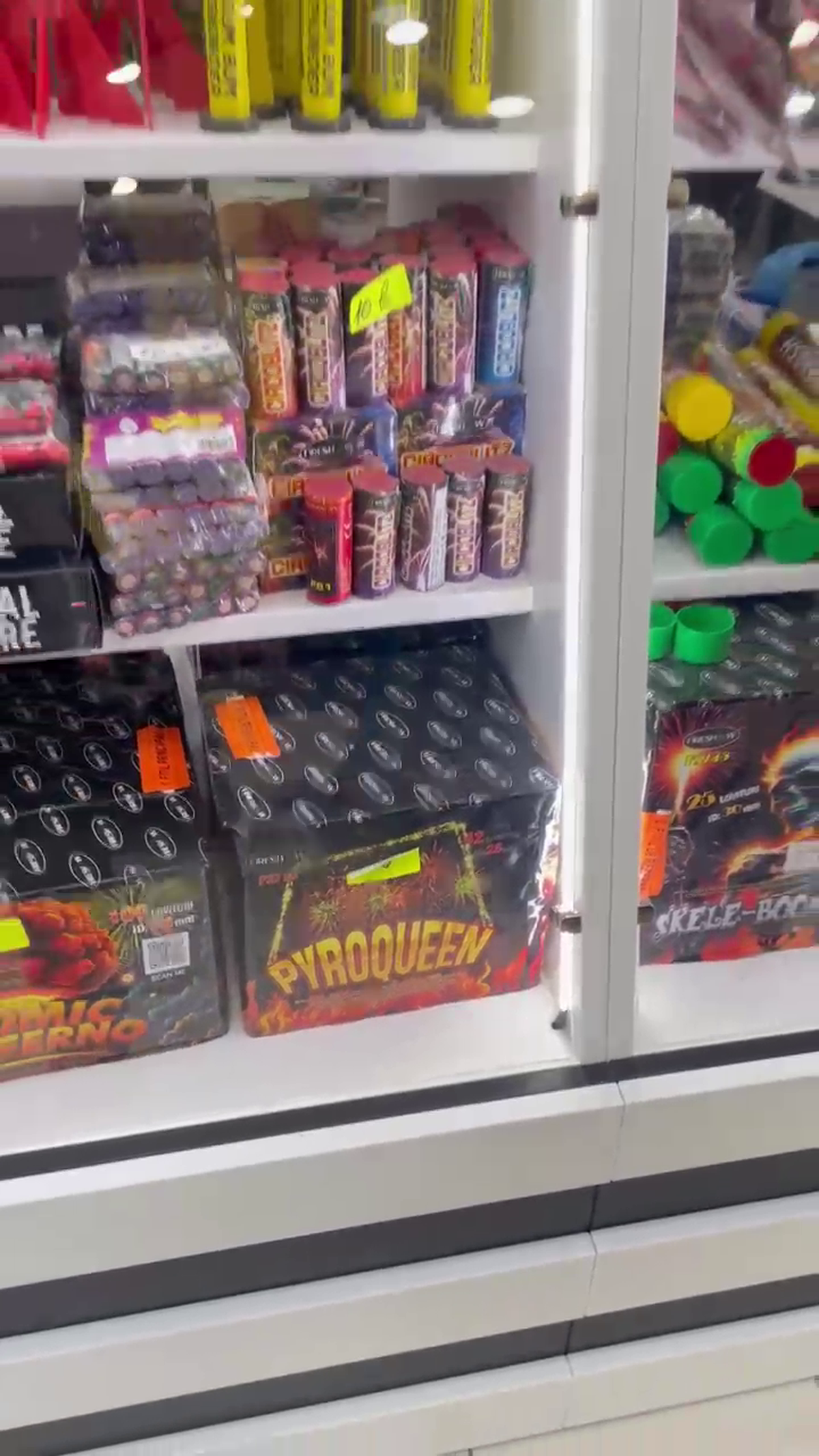 Torțe și fumigene la liber în mall! Poliția a confiscat peste 16.000 de articole pirotehnice cu o zi înaintea meciului FCSB - Young Boys » Rapid, amenzi de 500.000 de euro