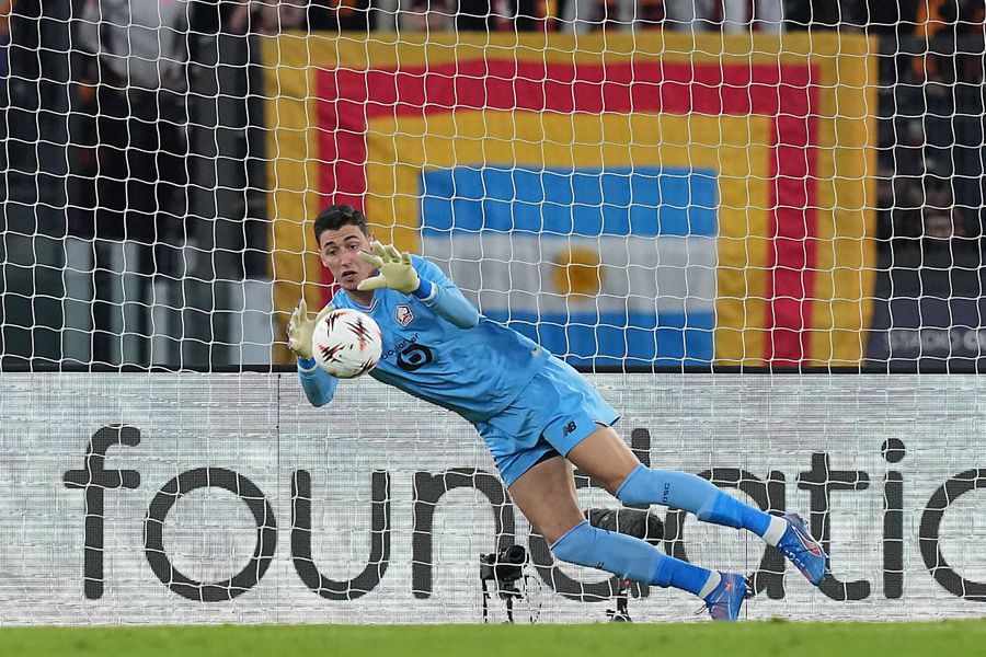 Berke Ozer a neutralizat de trei ori execuțiile de la 11 metri ale lui Artem Dovbyk și Matias Soule în AS Roma - Lille 0-1 / Foto: Imago Povestea penalty-urilor ratate de Roma » Promisiunea secretă făcută de portarul lui Lille înaintea meciului!