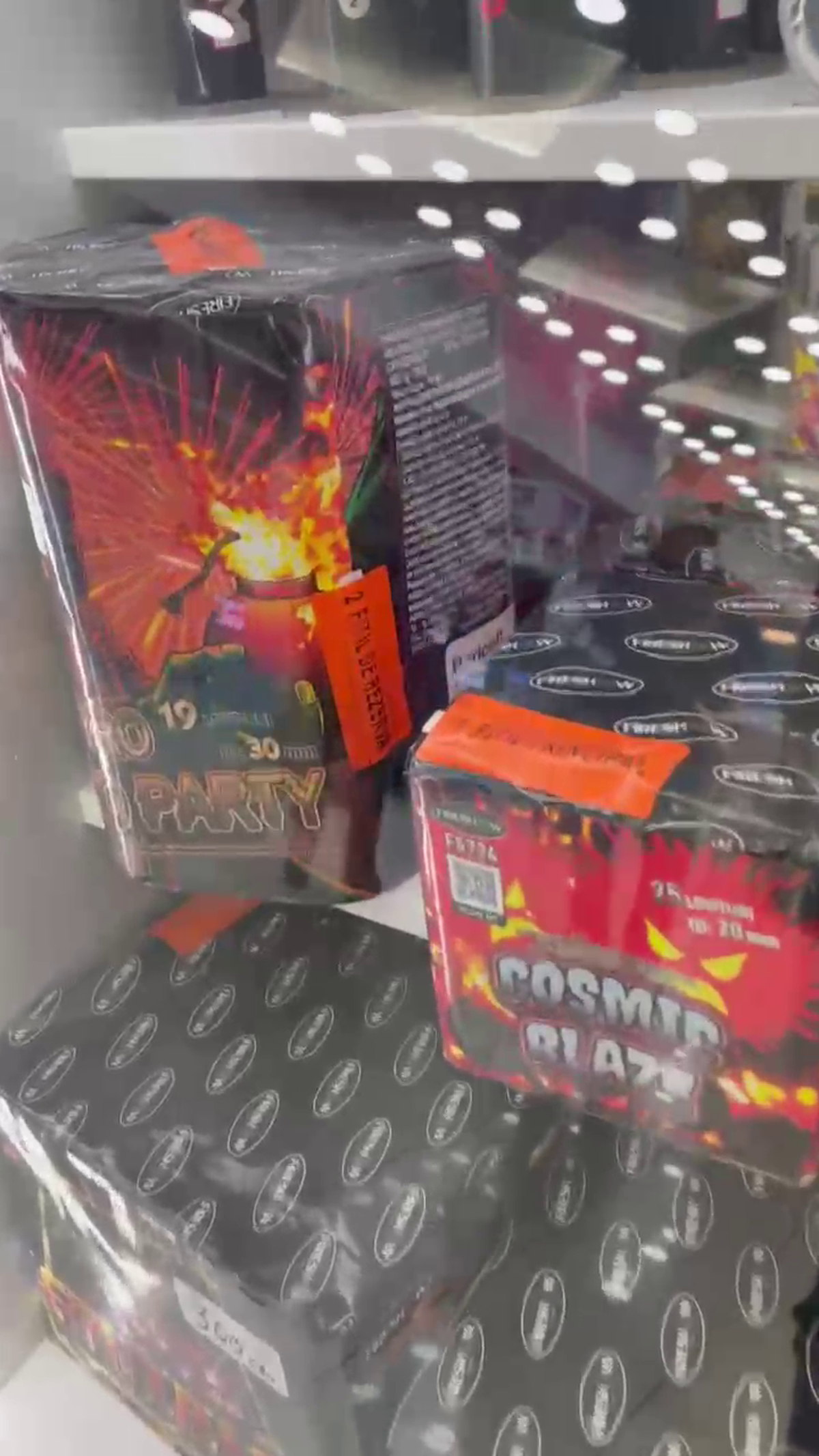 Torțe și fumigene la liber în mall! Poliția a confiscat peste 16.000 de articole pirotehnice cu o zi înaintea meciului FCSB - Young Boys » Rapid, amenzi de 500.000 de euro