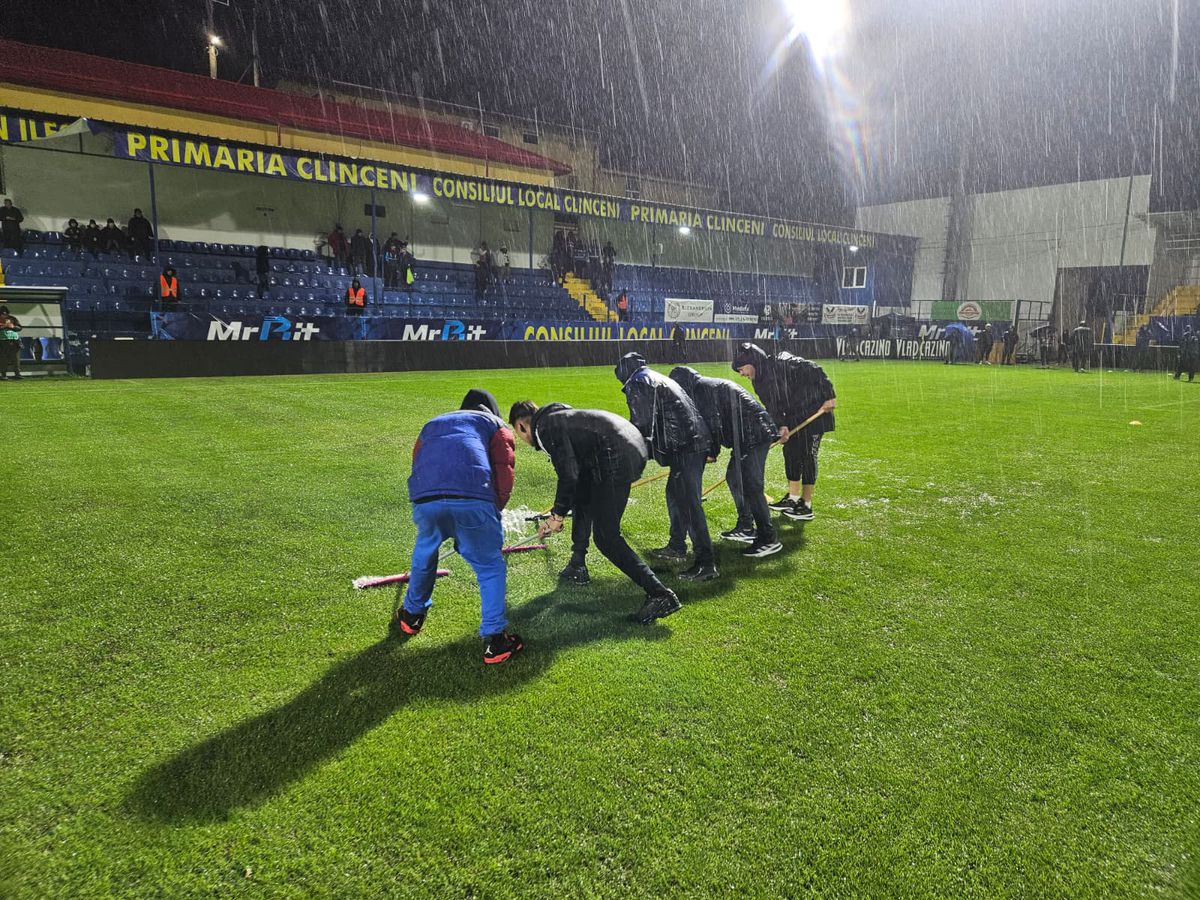 Dinamo - Slobozia, la un pas să fie AMÂNAT! Organizatorii și fanii au ajutat la îndepărtarea apei
