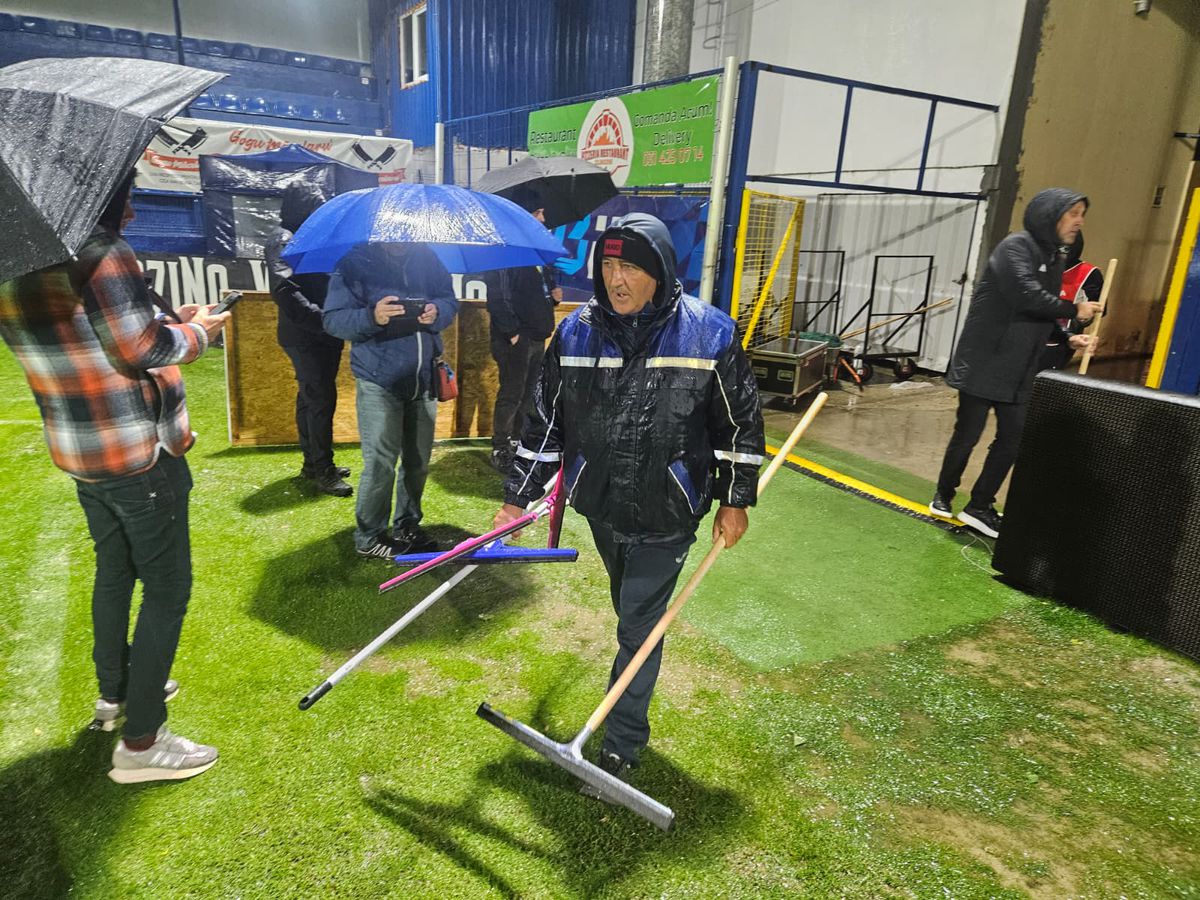 Dinamo - Slobozia, la un pas să fie AMÂNAT! Organizatorii și fanii au ajutat la îndepărtarea apei