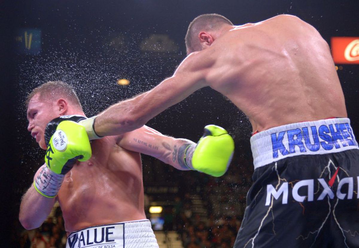 VIDEO + FOTO Saul Canelo Alvarez, noul campion WBO la categoria semigrea! KO violent reușit în meciul cu  Sergey Kovalev