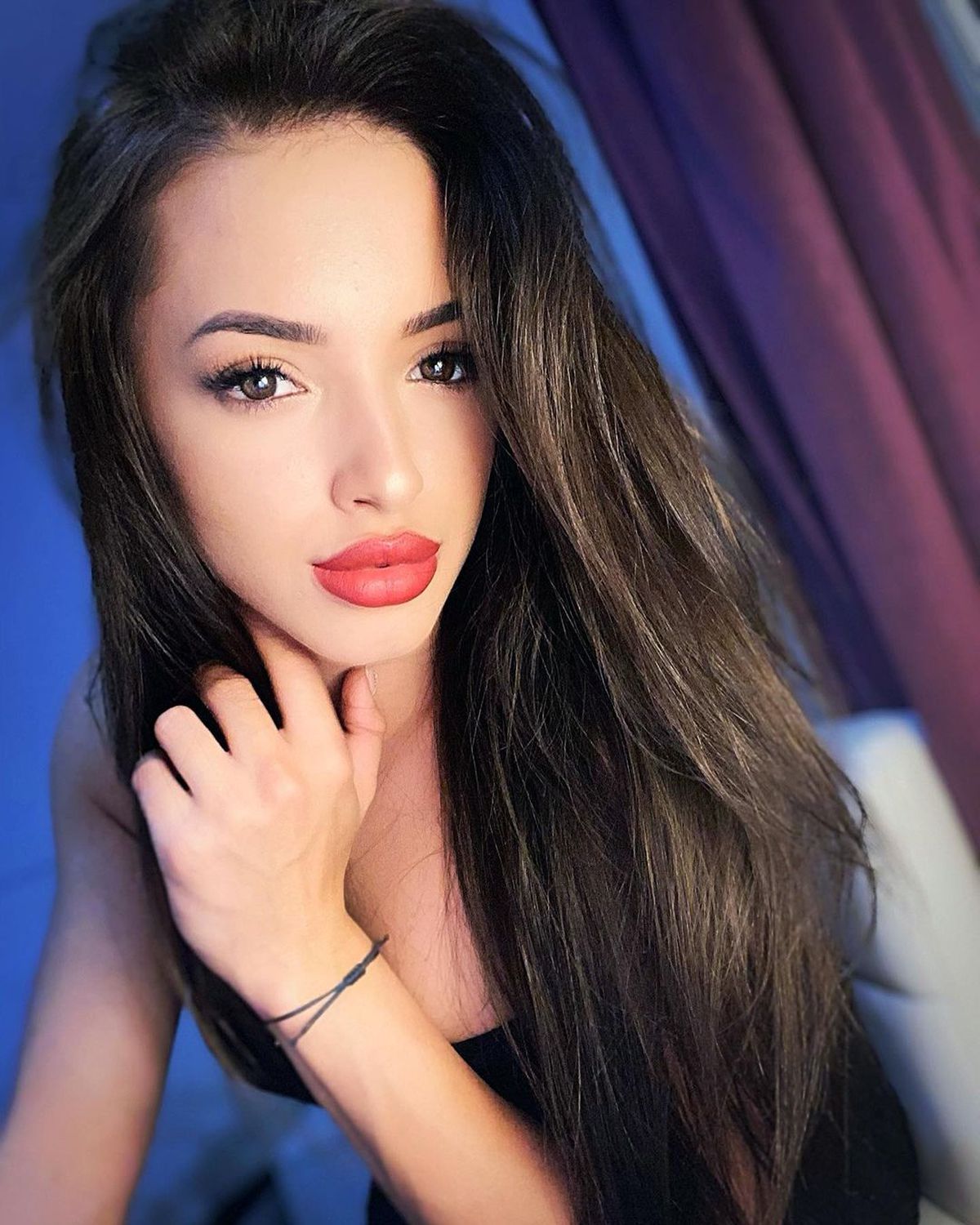 GALERIE FOTO Larisa Iordache și-a încântat fanii cu o poză incredibil de sexy lângă brad