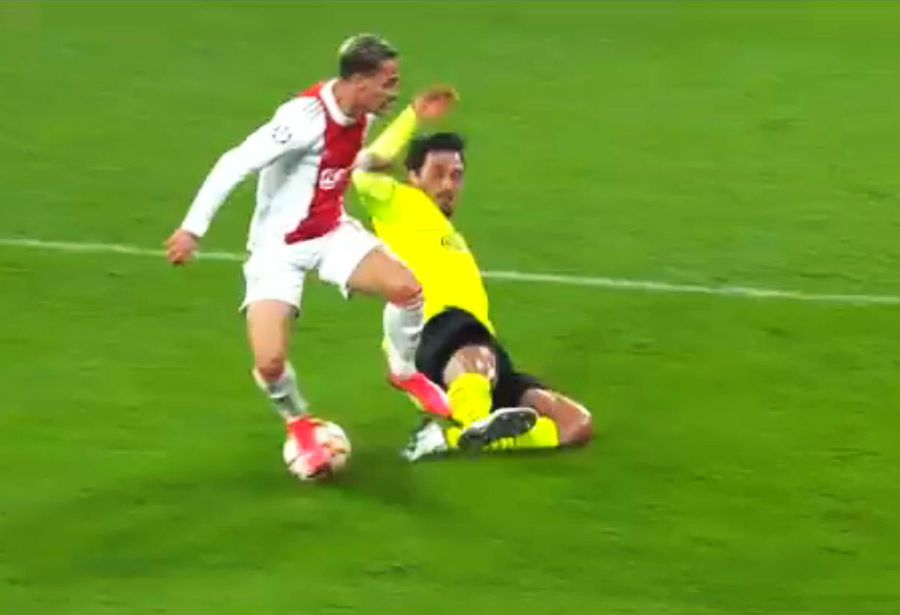 FOTO: Captură TV @Digi Sport 3 ROȘU scandalos în Liga Campionilor » Verdictul specialistului: „N-am nicio explicație, chiar nu înțeleg!”