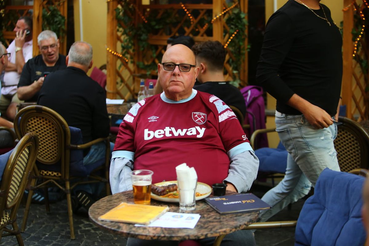 Cârciumarii din Centrul Vechi s-au întrecut în oferte pentru „ciocănari” » Cum i-au atras pe britanici la terase înainte de FCSB - West Ham