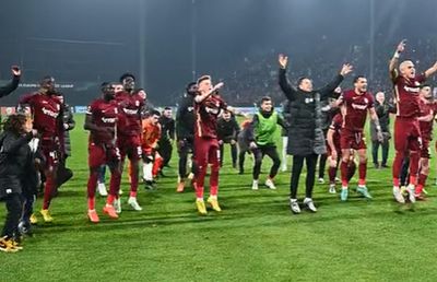 Imaginile care nu s-au văzut la TV » Cine a fost sufletul petrecerii de calificare în Gruia + manele și samba la vestiare