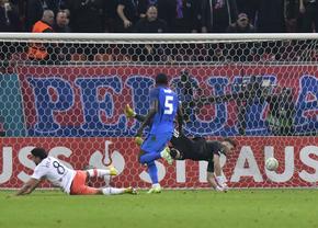 FCSB, „ciupită” și de brigada din Germania! Gol din ofsaid marcat de West Ham + încă o fază milimetrică