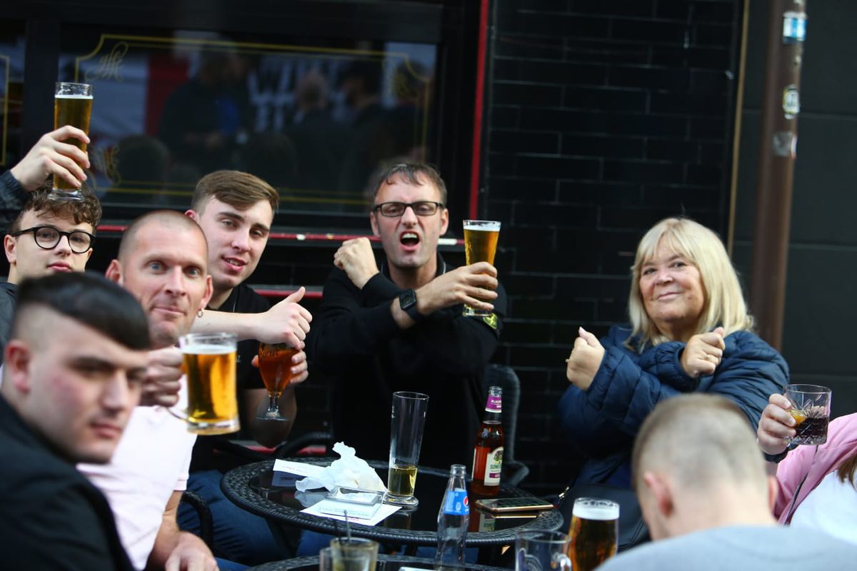 Cârciumarii din Centrul Vechi s-au întrecut în oferte pentru „ciocănari” » Cum i-au atras pe britanici la terase înainte de FCSB - West Ham