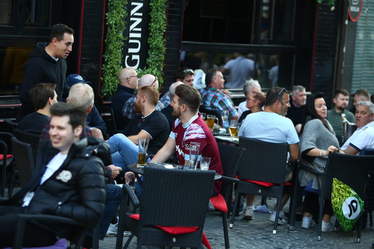 Cârciumarii din Centrul Vechi s-au întrecut în oferte pentru „ciocănari” » Cum i-au atras pe britanici la terase înainte de FCSB - West Ham