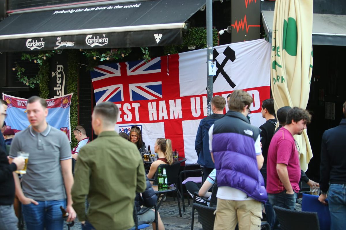 Cârciumarii din Centrul Vechi s-au întrecut în oferte pentru „ciocănari” » Cum i-au atras pe britanici la terase înainte de FCSB - West Ham