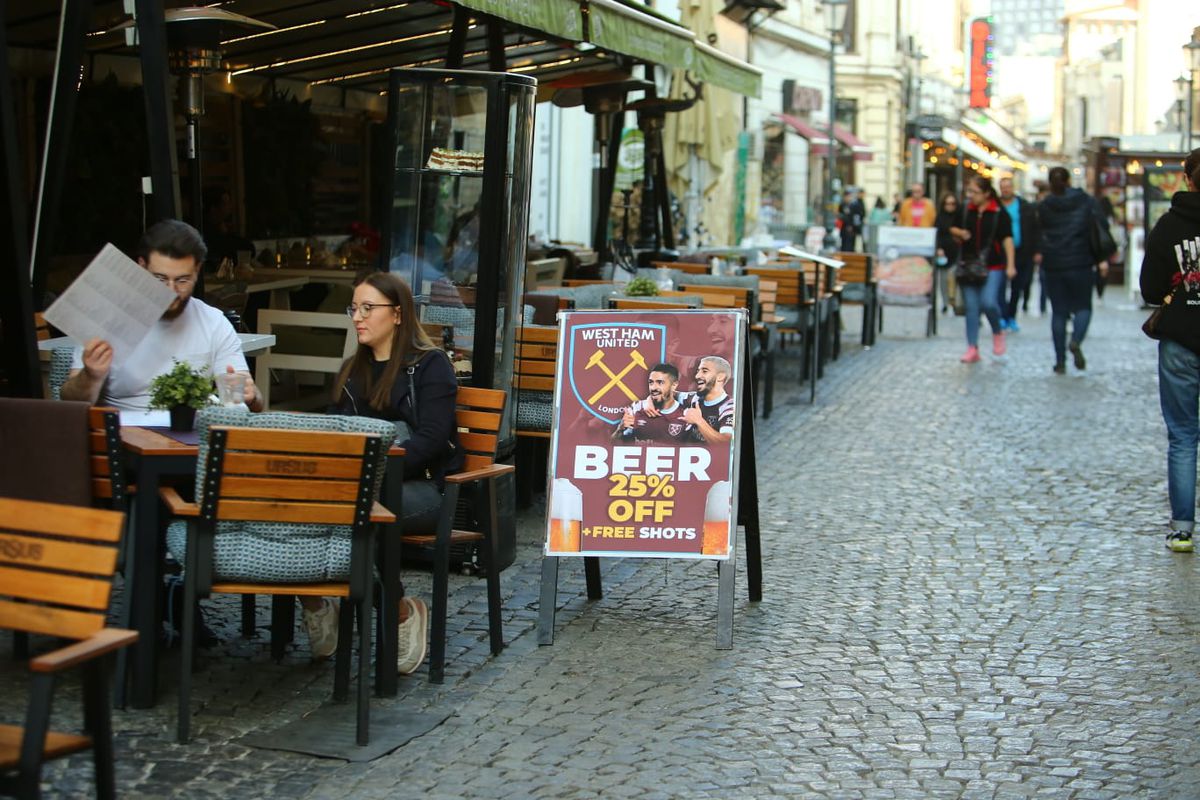 Cârciumarii din Centrul Vechi s-au întrecut în oferte pentru „ciocănari” » Cum i-au atras pe britanici la terase înainte de FCSB - West Ham