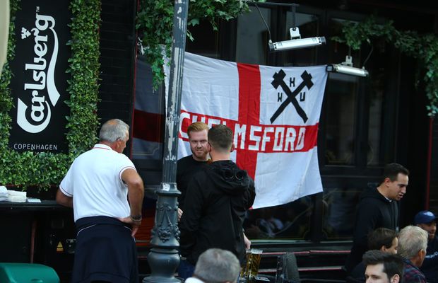 Cârciumarii din Centrul Vechi s-au întrecut în oferte pentru „ciocănari” » Cum i-au atras pe britanici la terase înainte de FCSB - West Ham