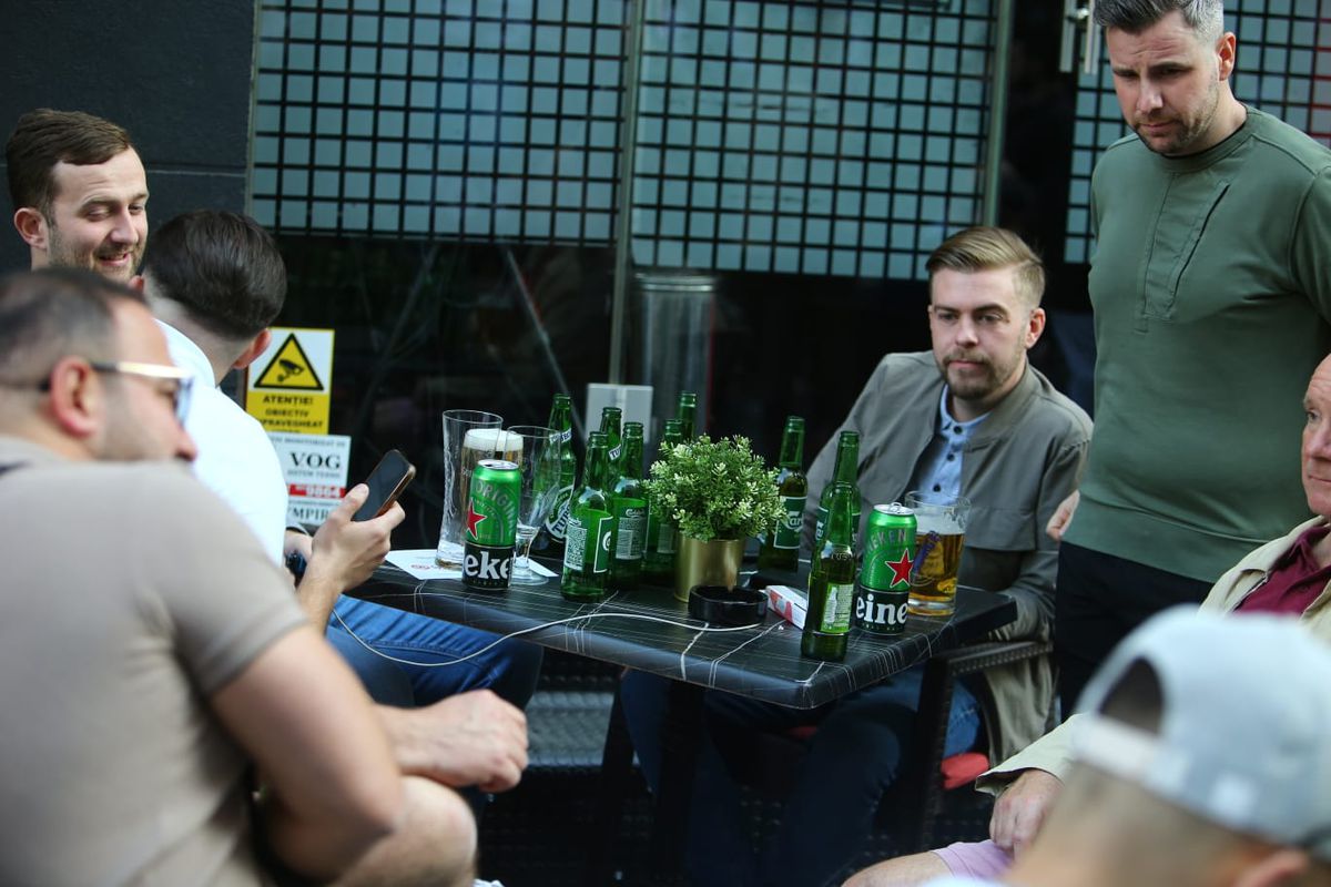 Cârciumarii din Centrul Vechi s-au întrecut în oferte pentru „ciocănari” » Cum i-au atras pe britanici la terase înainte de FCSB - West Ham