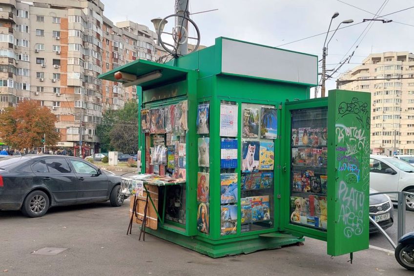 Singurul stand de ziare găsit deschis în dimineața asta, la Piața Iancului // Foto: Bogdan Fechită