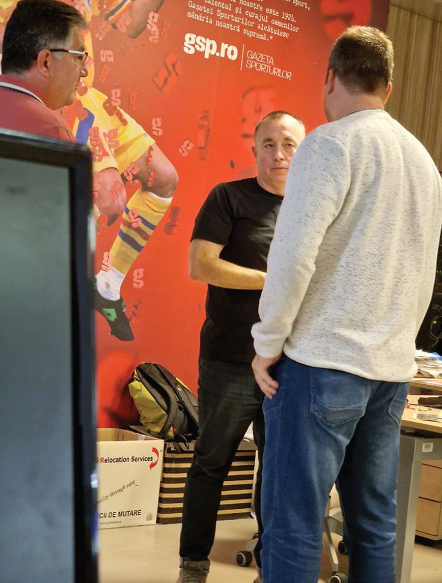 Catalin Tolontan, într-o discuție cu Cristian Tufeanu (dreapta) și Cristian Zamfir, doi colegi de la distribuție, concediați pe 1 noiembrie 2023 Concediat împreună cu adevărații eroi ai presei
