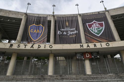 Suporterii celor de la Boca Juniors au luat cu asalt Rio de Janeiro, înaintea finalei Copa Libertadores. Aceștia au fost atacați de suporterii brazilieni. Argentinienii vor înfrunta Fluminense sâmbătă, 4 noiembrie, de la 22:00.