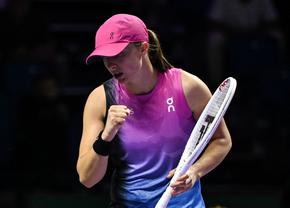 Debut dificil pentru Iga Swiatek la WTA Finals » A fost condusă de Barbora Krejcikova cu un set