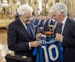 Gian Piero Gasperini, omagiat de președintele Sergio Mattarella cu un tricou al Atalantei, înaintea ultimei finale a Cupei Italiei / Foto: Imago