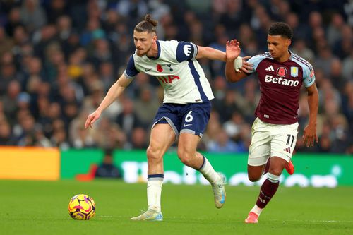 Radu Drăgușin, în Tottenham - Aston Villa / Foto: Imago Images