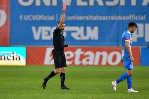 Florin Andrei, arbitrul meciului Universitatea Craiova - FCSB, l-a eliminat pe Ștefan Vlădoiu, fundașul dreapta al echipei oltene, înainte de pauză/ foto Cristi Preda (GSP)